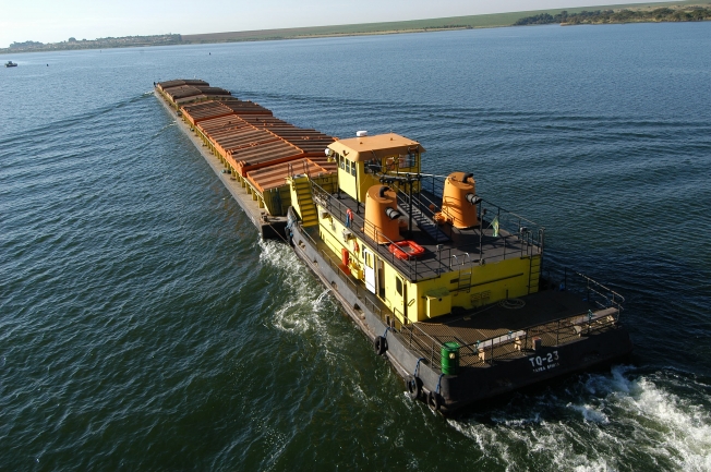 Seca no rio Paraguai impede navegação de barcos e afeta a economia do país