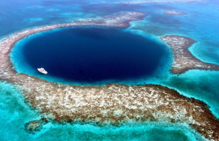 O QUE ACONTECE SE O AZUL BABÃO CAIR NO BURACO DO DUTO DO MONSTRO