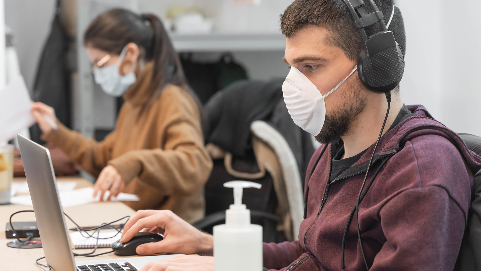 Pandemia: funcionários temem riscos do trabalho presencial segundo pesquisa do LinkedIn