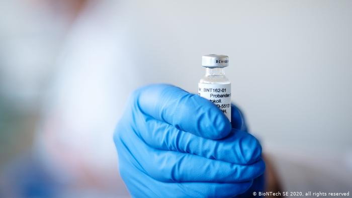 Reino Unido é o primeiro a aprovar vacina Pfizer e pode começar imunização semana que vem