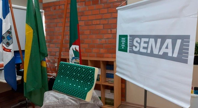 Alunos do Senai criam almofada que funciona como despertador para surdos